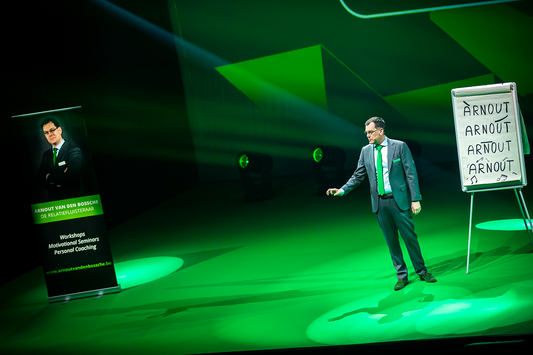 Arnout Van den Bossche - "Relatiefluisteraar" (streaming)