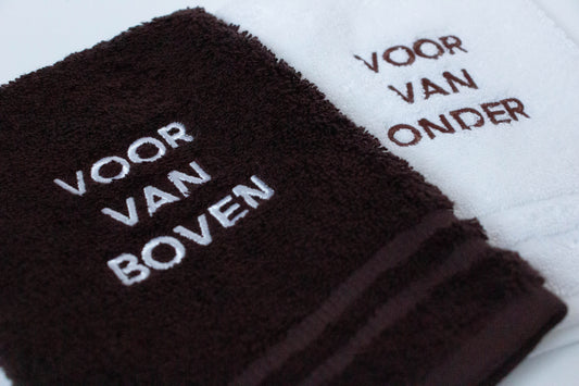 Bas Birker - Set Bashandjes (set van 2 washandjes: wit en donkerbruin met borduring)