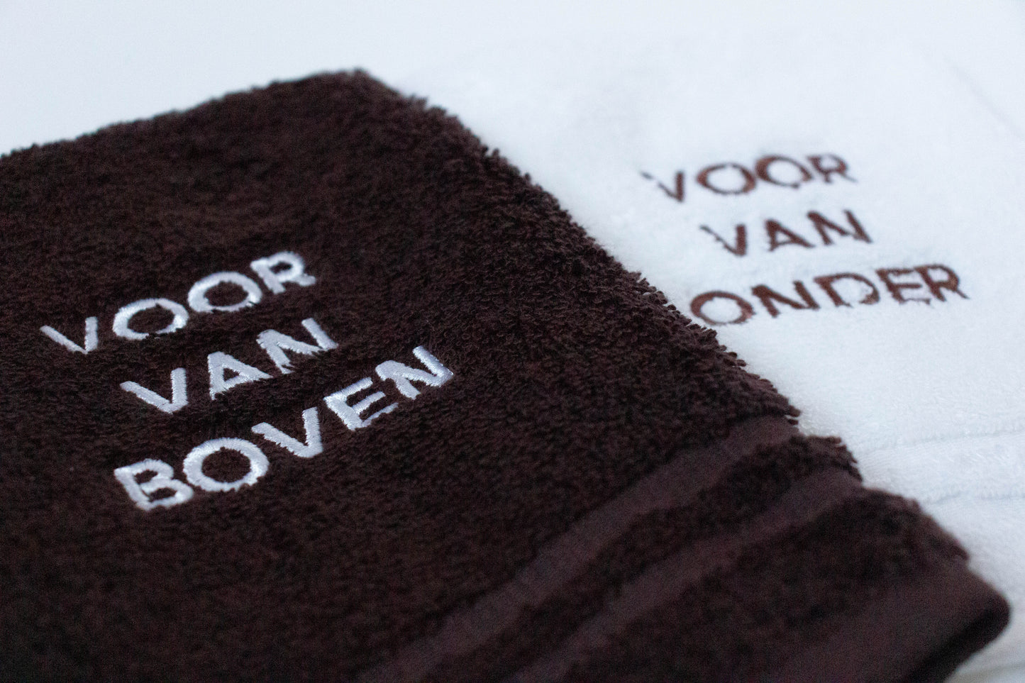 Bas Birker - Set Bashandjes (set van 2 washandjes: wit en donkerbruin met borduring)